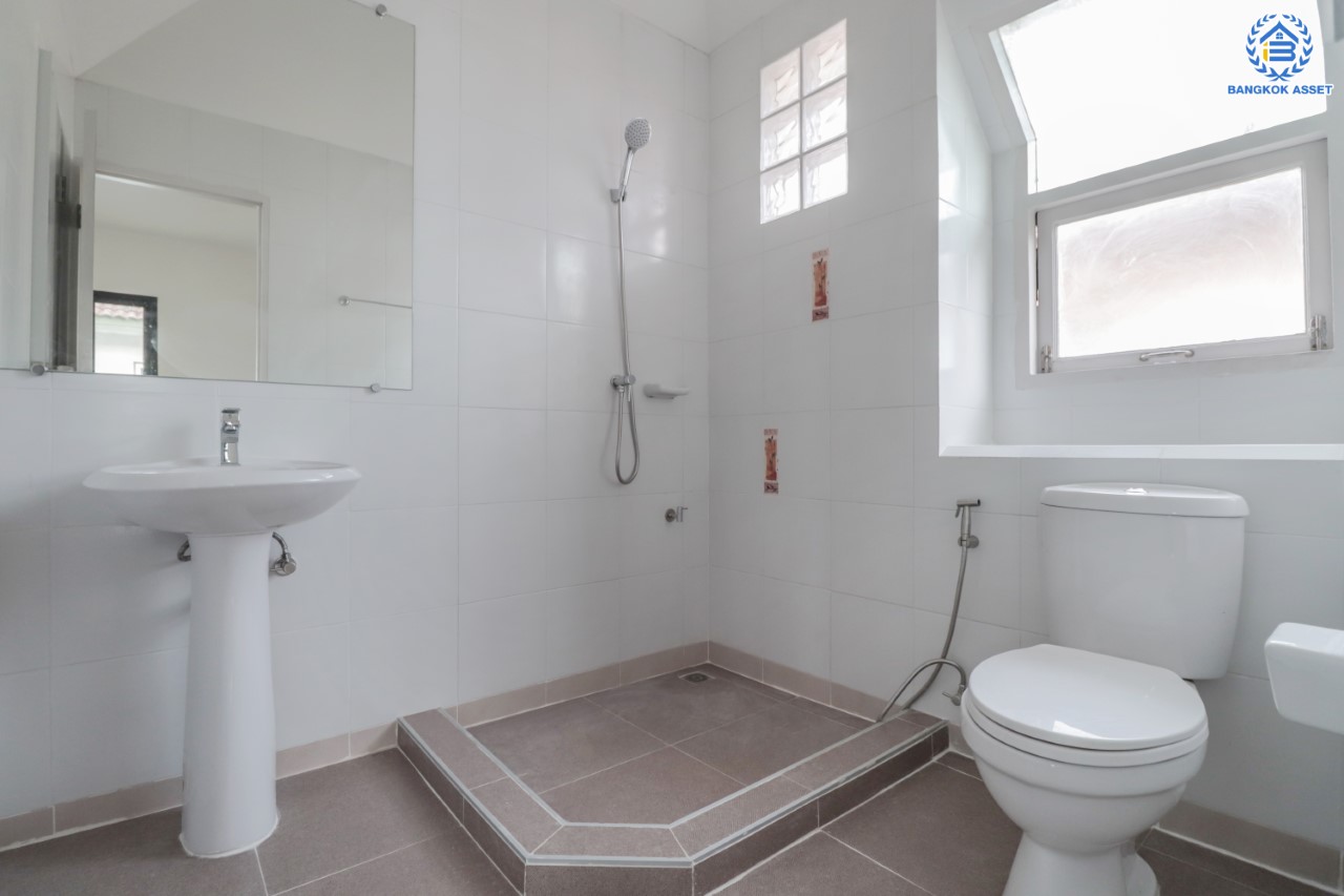 บ้านมือสองตกแต่งใหม่ แบรนด์ LH ม.ชลลดา บางใหญ่-เซ็นทรัลเวสต์เกต หลังใหญ่ เนื้อที่ 64 ตร.ว. ฟังก์ชัน 3 ห้องนอน 2 ห้องน้ำ จอดรถได้ 3 ที่จอดรถ พร้อม Facilities ครบครัน บนทำเลเดินทางสะดวก เชื่อมต่อถ.กาญจนาภิเษก ใกล้รถไฟฟ้าสายสีม่วง "สถานีคลองบางไผ่"